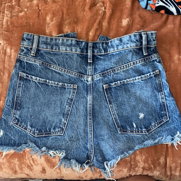 Zara high waisted frayed shorts ! - Picture 2 of 3